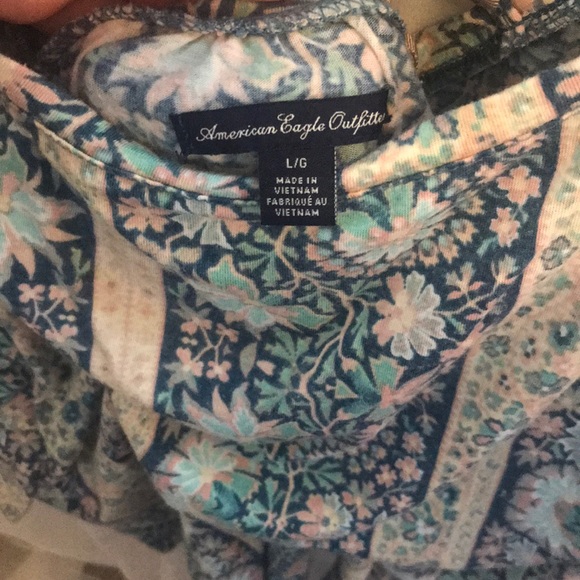 ❗️SOLD❗️Pretty pastel, floral print AE top - Picture 2 of 5